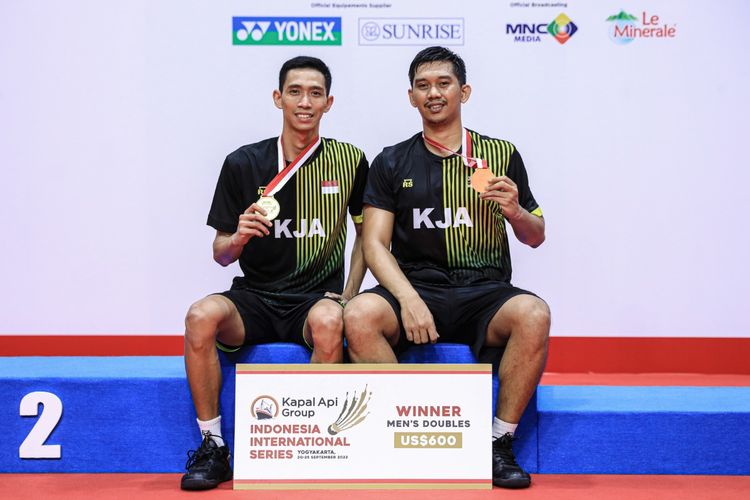 Mantan pebulu tangkis pelatnas, Alfian Eko Prasetya dan Ade Yusuf Santoso, memamerkan medali juara usai memenangi pertandingan final ganda putra turnamen Indonesia International Series 2022 di GOR Amongrogo, Yogyakarta, pada Minggu (25/9/2022) siang WIB.