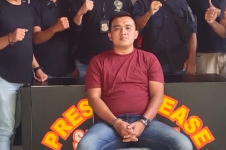 Arham Basofi (28) pecatan polisi yang menjadi tersangka penipuan agen Brilink BRI di Kota Padang, Bengkulu, saat berada di Polres Lubuklinggau, Sumatera Selatan.