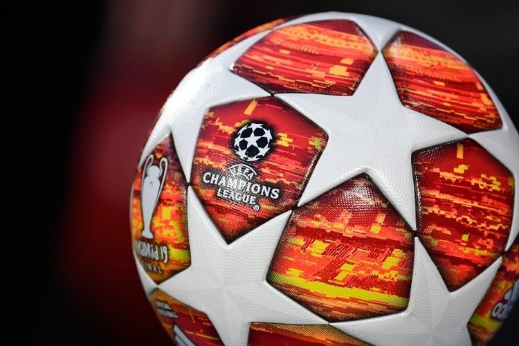 Bola yang digunakan pertandingan Liverpool vs Porto dalam perempat final Liga Champions di Stadion Anfield, 9 April 2019. 