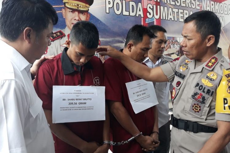 AD (36) oknum sipir di Lapas Merah Mata Palembang, bersama RZ (28) yang merupaka napi narkoba ketika berada di Polda Sumsel.