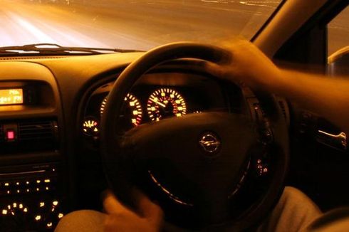 Tips Aman Berkendara Naik Mobil di Malam Hari