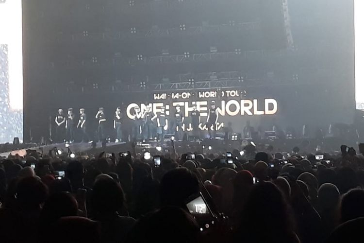 Boyband K-pop Wanna One menggelar konser One: The World yang meriipakan bagian tur dunia mereka di Indonesia Convention Exhibition, BSD, Tangerang, Minggu (15/7/2018).