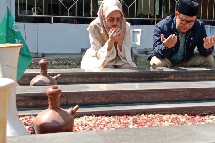 Cak Imin didampingi sang istri Rustini Murtadho, menziarahi makam kakek buyutnya, KH. Bisri Syansuri di Pesantren Manbaul Ma’arif, Denanyar, Kabupaten Jombang, Jawa Timur, Sabtu (2/9/2023).