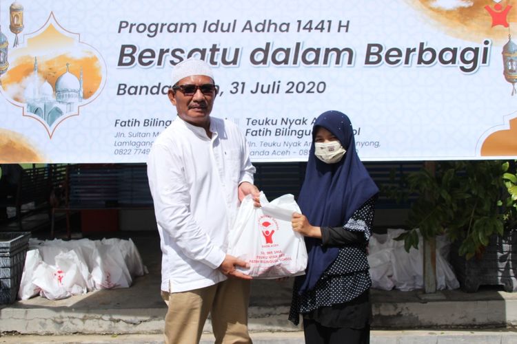 Teuku Nyak Arif Fatih Bilingual School dan Fatih Bilingual School dalam Idul Adha 2020 membagikan sebanyak 21 ekor sapi dan 2 ekor kambing hewan kurban kepada masyarakat terdampak pandemi Covid-19 (31/7/2020).