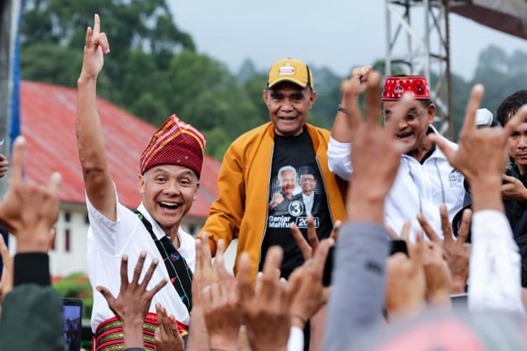 Calon presiden nomor urut 3 Ganjar Pranowo (kiri) saat melakukan kampanye akbar di Stadion Golo Dukal, Ruteng, Manggarai, NTT, Jumat (26/1/2024).