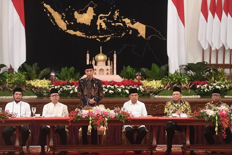 Presiden Joko Widodo (ketiga kiri) memberikan sambutan sebelum acara buka puasa bersama dengan pimpinan lembaga tinggi negara di Istana Negara, Jakarta, Senin (6/5/2019). Momen tersebut juga dimanfaatkan Presiden menyampaikan rencana pemerintah memindahkan Ibu Kota.