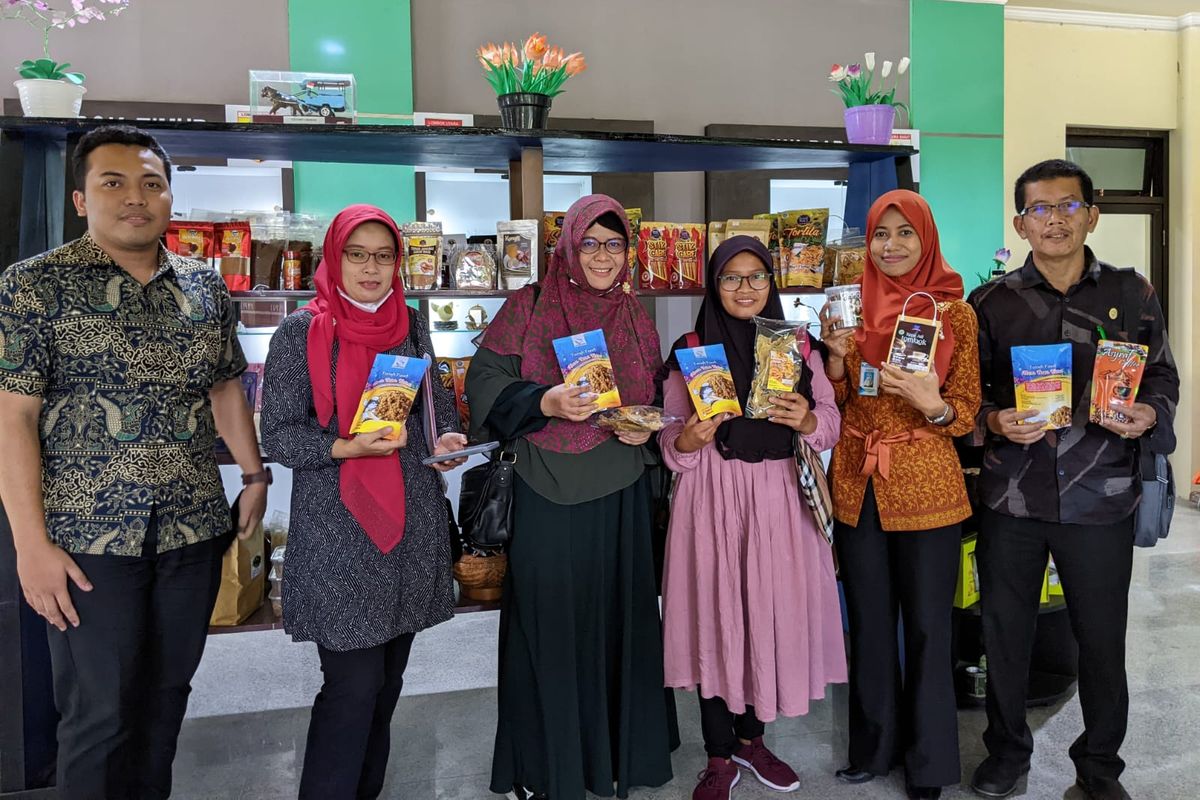 Nurhasunah, perintis usaha Tunah Food menunjukkan produknya.
