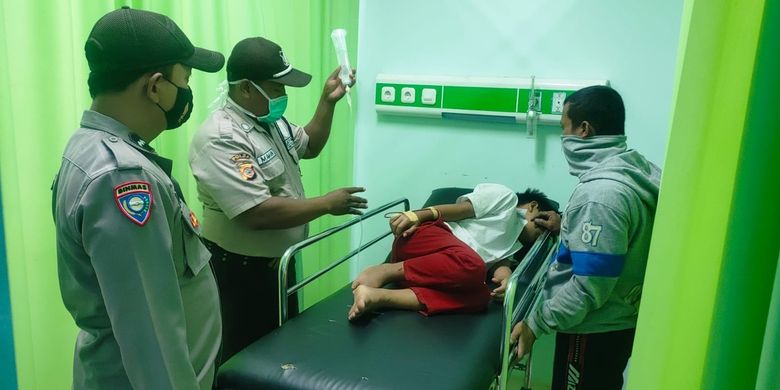 Seorang siswa dari 7 pelajar SDN Ciawang 2 Leuwisari, Kabupaten Tasikmalaya yang keracunan jajanan sekolah Cibul masih menjalani perawatan intensif di ruang tindakan RSUD SMC Singaparna, Kabupaten Tasikmalaya, Jawa Barat, Rabu (16/11/2022).