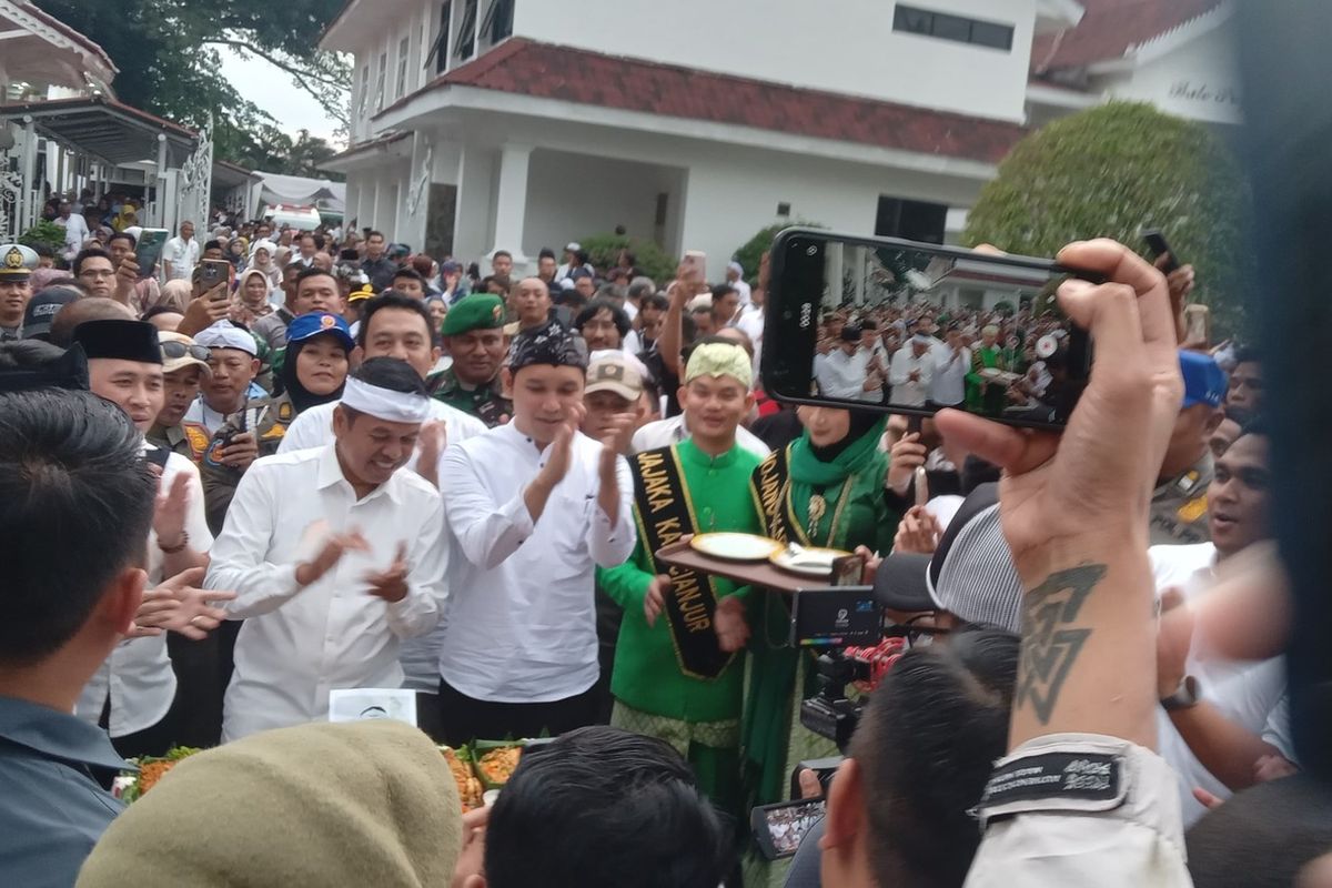 Gubernur Jawa Barat Dedi Mulyadi memotong tumpeng dihadapan ratusan warga Cianjur di Pendopo Bupati Cianjur, Jumat (11/4/2025) petang.