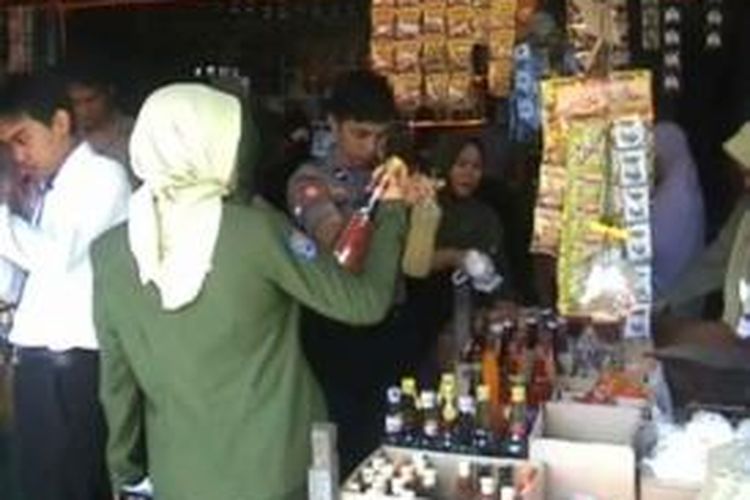 Puluhan jenis makanan, minuman dan kosmetik kedaluwarsa diperjualbelikan pedagang di Majene, Sulawesi Barat, Selasa (30/7/2013). Meski tertangkap menjual barang membahayakan konsumen, namun padagang hanya dikenai sanksi teguran.