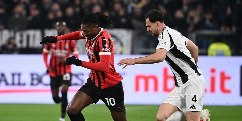Rafael Leao (kiri) ditempel oleh Federico Gatti dalam laga Liga Italia 2024-2025 antara Juventus vs Milan di Stadion Allianz, 18 Januari 2025. (Photo by Isabella BONOTTO / AFP)
