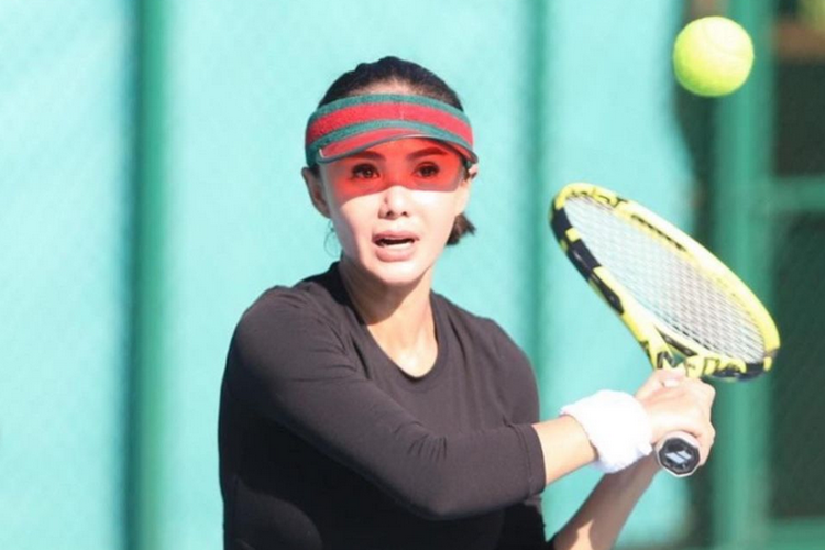 Yuni Shara belajar bermain tenis di usia 50 tahun, olahraga yang memberikan banyak manfaat untuk perempuan