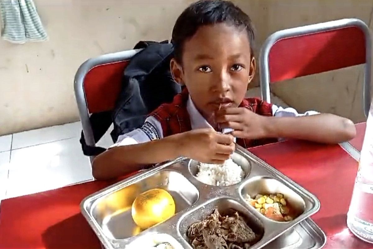 Lupa Bawa Sendok, Gibran Siswa SD di Tangsel Tetap Nikmati Makan Bergizi Gratis Pakai Tangan