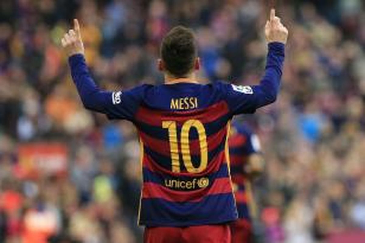 Pemain Barcelona, Lionel Messi, melakukan selebrasi setelah membobol gawang Deportivo La Coruna pada lanjutan Divisi Primera La Liga di Stadion Camp Nou, 12 Desember 2015.