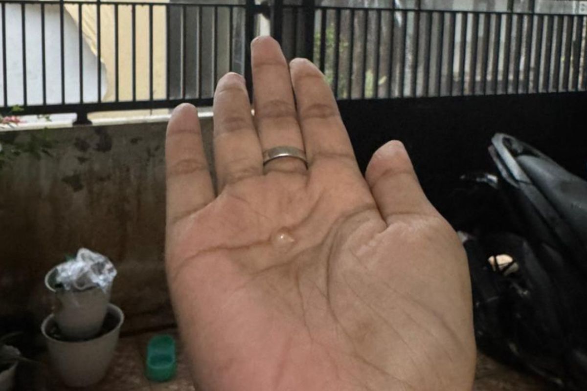 Hujan es yang dialami warga Sidoarjo, Senin (4/11/2024).