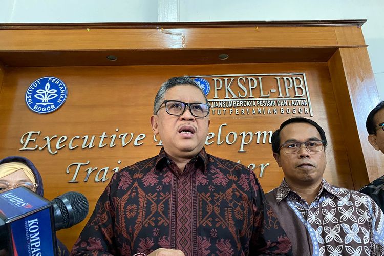 Sekretaris Jenderal PDIP Hasto Kristiyanto bicara soal kedaulatan pangan di Gedung Pusat Kajian Sumberdaya Pesisir dan Lautan (PKSPL) IPB University, Baranangsiang, Bogor, Kamis (21/9/2023). 