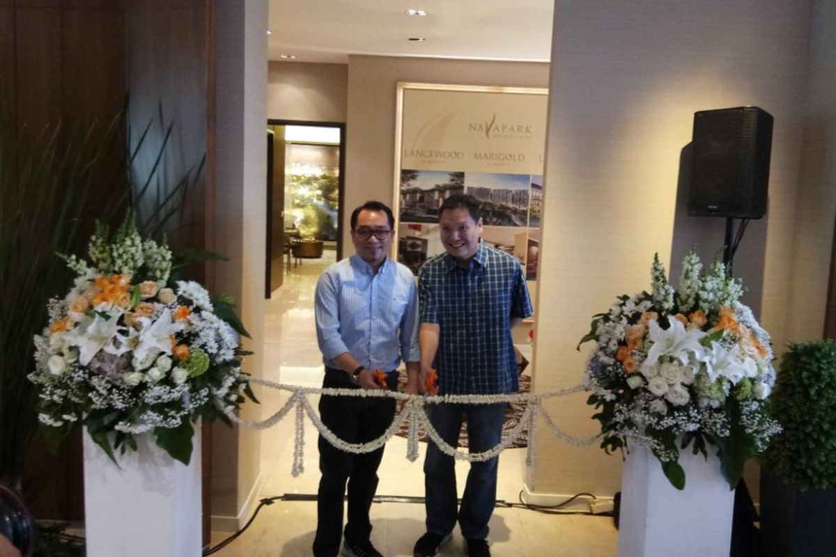 Direktur PT Bumi parama wisesa Theodore Chung bersama Dept Head Sales Navapark Wanto Ngali secara simbolis membuka show unit The Fifth at Marigold, Minggu (28/10/2018).