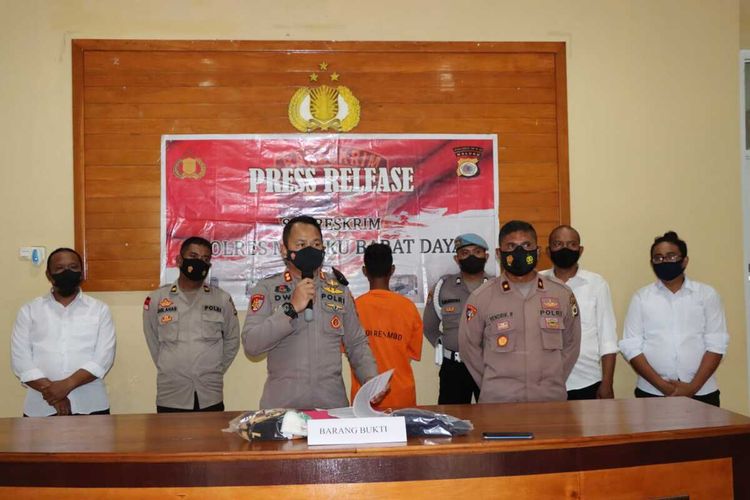 JR alias Jems (23) tersangka pelaku pemerkosa seorang wanita di di Kabupaten Maluku Barat Daya dihadirkan dalam gelar perkara dan barang bukti yang berlangsung di kantor Polres setempat, Selasa (1/2/2022)