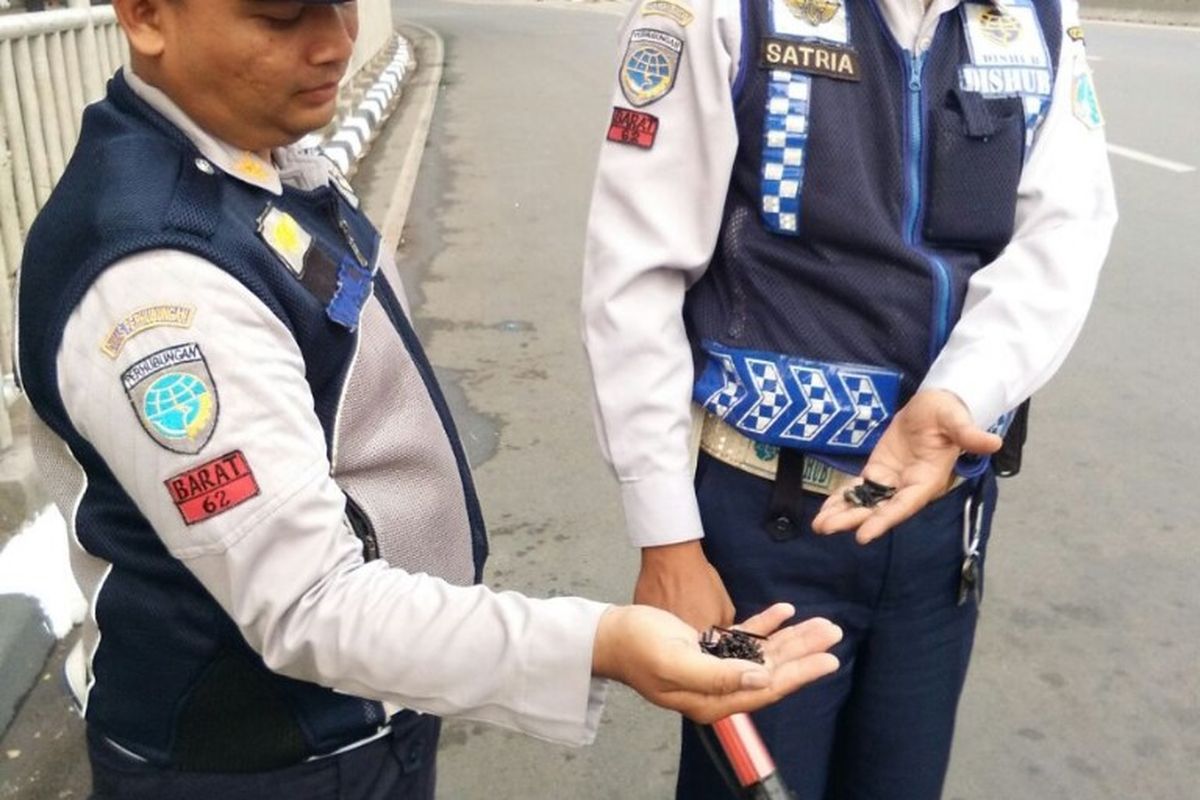 Suku Dinas Perhubungan bersama Satpelhub Kecamatan Grogol Petamburan melalukan operasi ranjau paku di kawasan Grogol pada Selasa (5/6/2018). (Dok Suku Dinas Perhubungan Jakarta Barat).