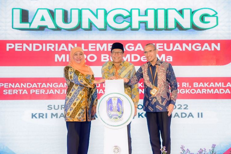 Menteri Desa, Pembangunan Daerah Tertinggal, dan Transmigrasi (Mendesa PDTT) Abdul Halim Iskandar menyerahkan tiga penghargaan kepada Gubernur Jawa Timur (Jatim) Khofifah Indar Parawansa dalam acara launching pendirian PT Lembaga Keuangan Mikro (LKM) BUMDesma di atas KRI Makassar 590 di kawasan Markas Komando Armada II, Kamis (27/10/2022).
