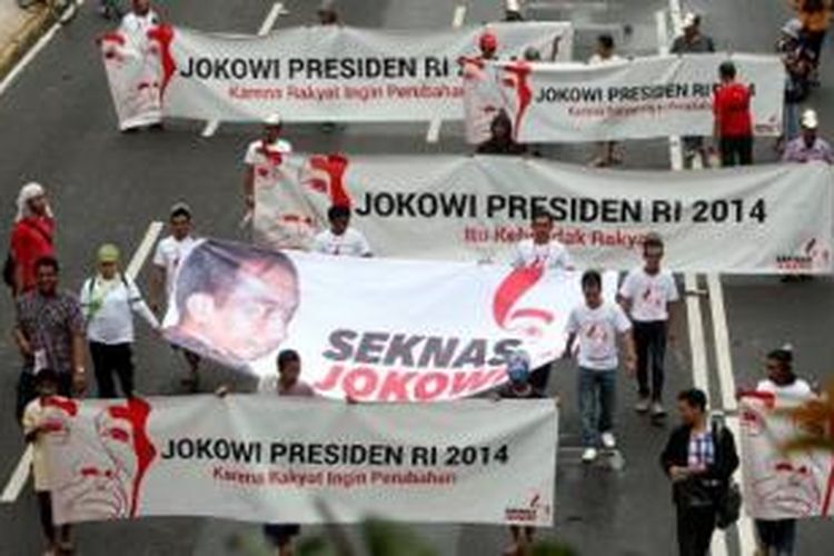 Ratusan relawan yang tergabung dalam Sekretariat Nasional Joko Widodo melakukan parade di Jalan MH Thamrin, Jakarta Pusat, Minggu (12/1). Aksi ini untuk mendukung pencapresan Gubernur DKI Jakarta Joko Widodo di Pemilu Presiden 2014.