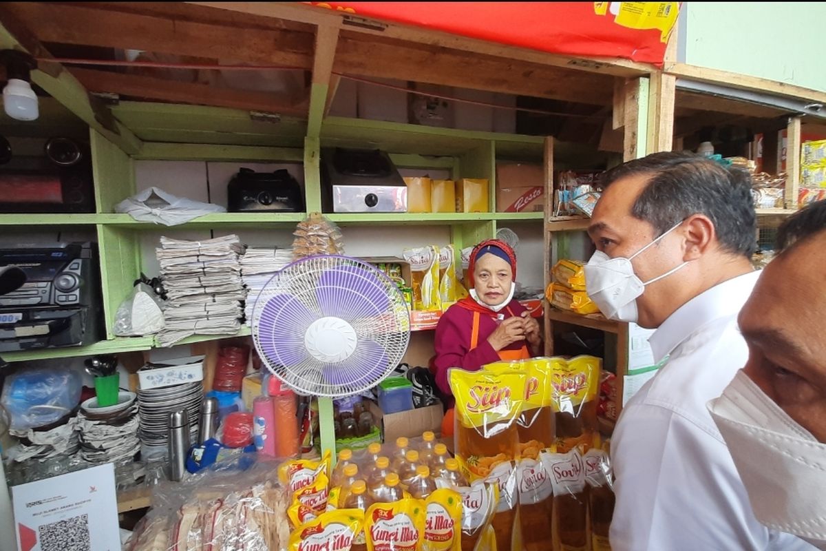 Mendag Muhammad Lutfi sedang melakukan sidak di Pasar Purworejo terkait harga minyak goreng 