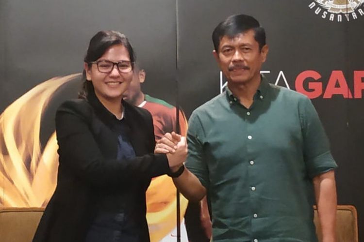 Sekjen PSSI dan pelatih timnas U-22 Indonesia yakni Ratu Tisha Destria serta Indra Sjafri dalam jumpa pers di Hotel Sultan, Jakarta, Jumat (4/1/2019).