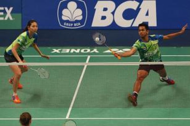 Pasangan ganda campuran Indonesia, Edi Subaktiar, Gloria Emanuelle Widjaja, mengembalikan kok dari pemain Perancis, Gaetan Mittelhesser/Audrey Fontaine, pada babak pertama BCA Indonesia Open Superseries Premier 2015 di Istora, Jakarta, Selasa (2/6/2015). Edi/Gloria menang 22-20, 21-16.