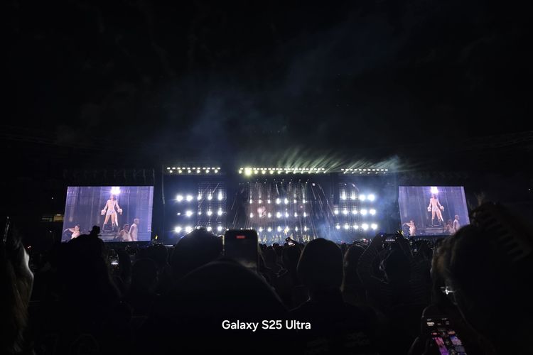 POV panggung dengan mata telanjang. Seluruh anggota Blackpink terlihat sangat kecil.