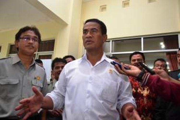 Menteri Pertanian, Amran Sulaiman seusai memberikan arahan dan penyuluhan di Pusat Pelatihan Manajemen dan Kepemimpinan Pertanian, Ciawi, Bogor, Jawa Barat, Senin (16/02/2015).