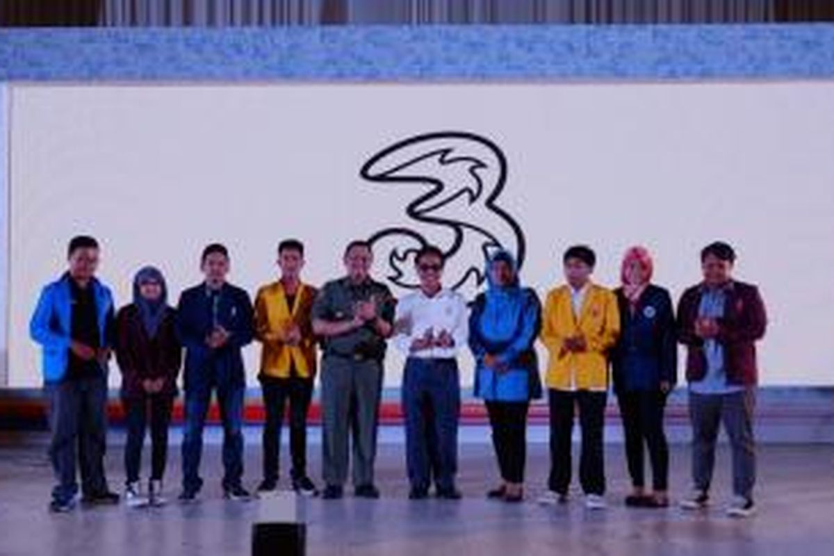Wakil Walikota Banjarmasin Irwan Anshari, Direktur Inter Carrier Government Relations Tri Chandra Hawan Aden, Kepala Loka Monitor Spektrum Frekuensi Radio Banjarmasin Yuliet bersama para mahasiswa dalam deklarasi 4G LTE Tri di Banjarmasin. 