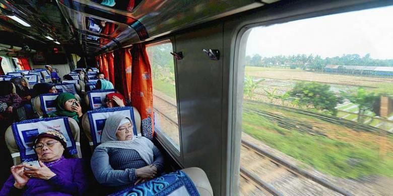 Penumpang dapat bersantai sambil bermain telepon seluler atau melihat pemandangan hamparan sawah saat menikmati perjalanan kereta wisata dalam rangkaian KA Cirebon Ekspres dari Jakarta menuju Cirebon, Sabtu (7/12/2013).