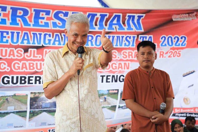 Gubernur Jawa Tengah Ganjar Pranowo saat meresmikan betonisasi jalan Desa Keyongan, Kecamatan Gabus, Kabupaten Grobogan, Rabu (15/2/2023).