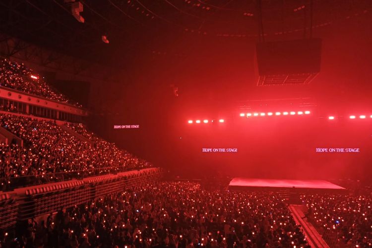 J-Hope BTS Mulai Konser 