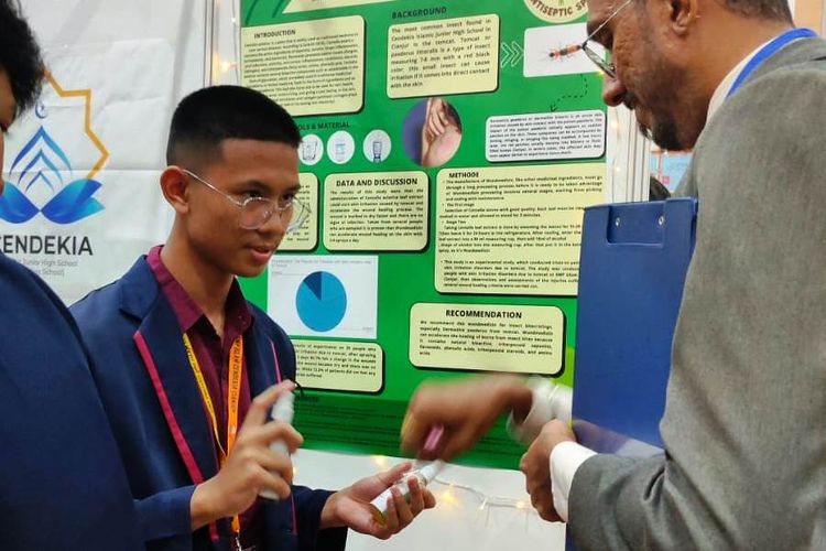 Seorang siswa SMP Islam Cendekia Cianjur saat mempresentasikan produk inovasi dihadapan juri di ajang World Invention Competition and Exhibition (WICE) 2022 yang digelar di Malaysia.