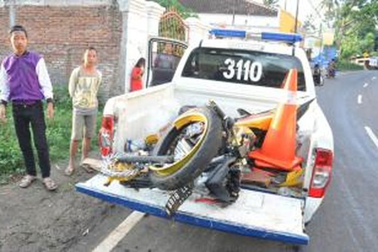 Honda CBR-150 H 6918 LL menabrak mobil Toyota Avanza H 8668 MZ hingga tewas di jalan raya Bergas Kidul, Kabupaten Semarang, Minggu (16/11) pukul 04.30.