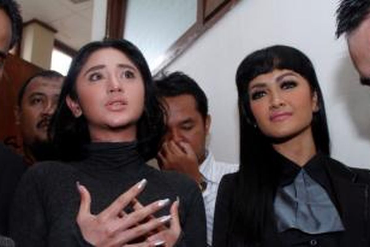 Dewi Perssik (kedua dari kiri) dan Julia Perez saat diwawancarai wartawan usai sidang di Pengadilan Negeri Jakarta Timur, Selasa (10/5/2011).