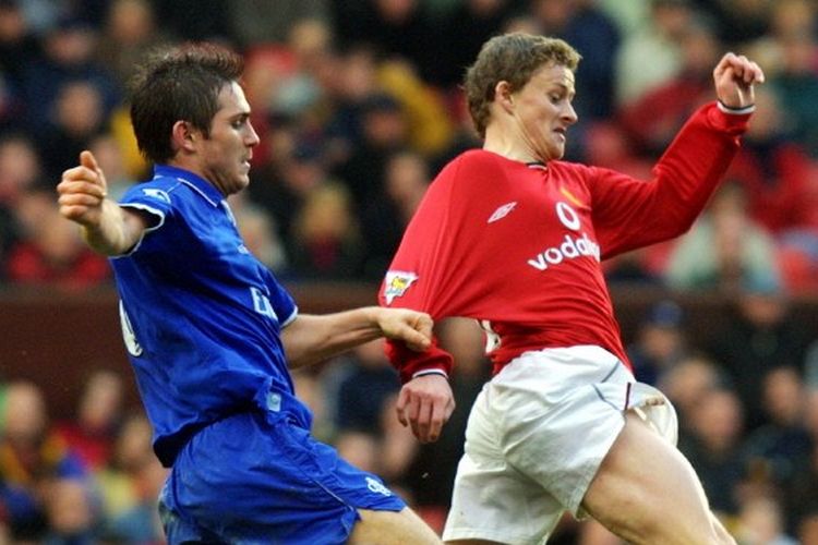 Duel klasik Frank Lampard dan Ole Gunnar Solskjaer pada laga Chelsea vs Man United, 1 Desember 2001.