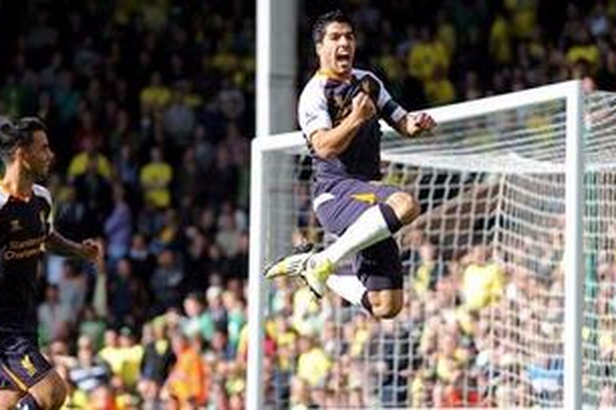 Striker Liverpool, Luis Suarez (kanan) merayakan golnya ke gawang Norwich City pada lanjutan Premier League, Sabtu (29/9/2012). Suarez mencetak hat-trick dan membawa timnya menang 5-2.