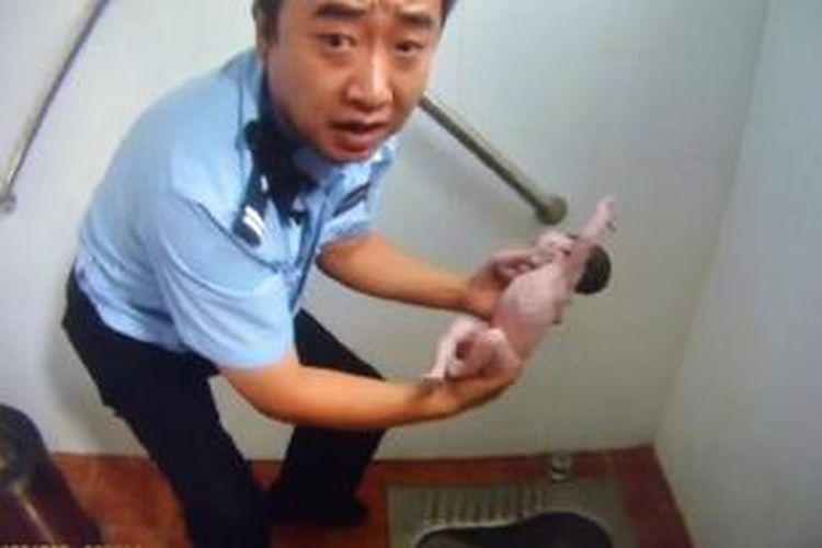Seorang polisi menemukan bayi perempuan yang baru lahir ditelantarkan di sebuah toilet umum di kota Beijing, China.