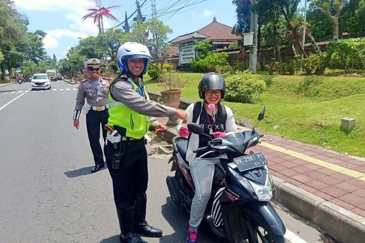 Polres Bangli bagikan bunga dan coklat kepada pengendara yang tertib lalu lintas, Jumat (14/2/2020).