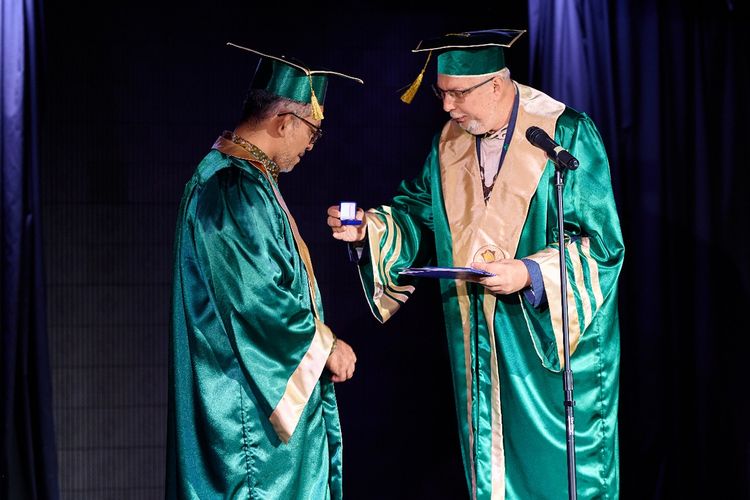 Duta Besar RI untuk Ukraina, Arief Muhammad Basalamah berfoto bersama Rektor National Academy of Culture and Arts Management (NAKKKIM) Valerii Marchenko sebelum upacara penganugerahan Profesor Kehormatan berkat diplomasi yang dilakukan selama bertugas. 