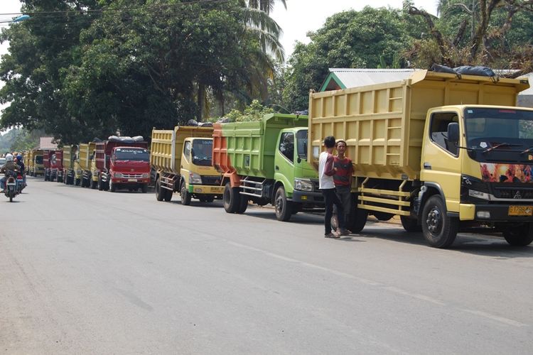 Mobil angkutan batubara yang berada di Kabupaten Muara Enim, Sumatera Selatan. Setelah Gubernur Sumsel mencabut Pergub nomor 23 tahun 2012, seluruh angkutan batubara di jalan umum dilarang melintas dan berlaku sejak, Kamis (8/11/2018).