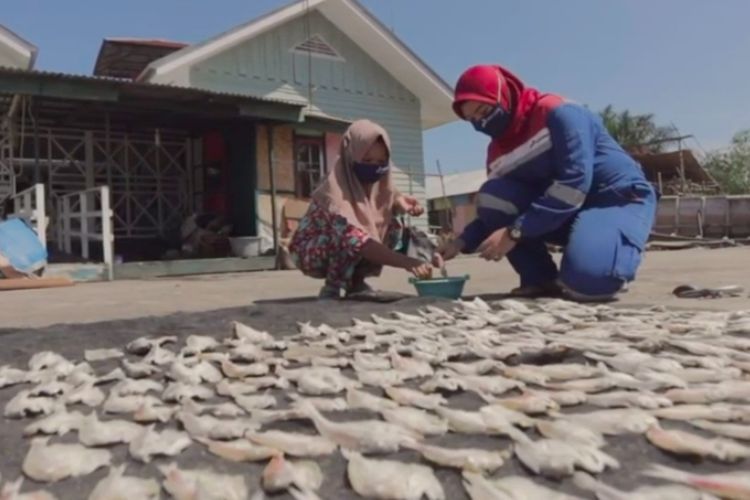 Masyarakat menjemur ikan asing di Kawasan Ekowisata Ujung Tamiang, Desa Pusong Kapal, Kecamatan Seruway, Kabupaten Aceh Tamiang