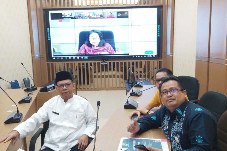 Kepala Dinas PPPA Sumbar Besri Rahmad melakukan rapat telekonferensi dengan Menteri PPPA Bintang Puspayoga, Jumat (20/3/2020)