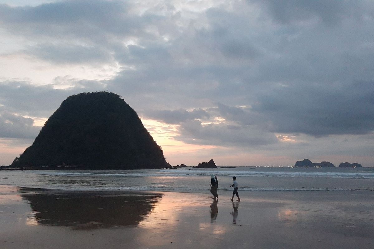 Pemandangan Pantai Pulau Merah, Kecamatan Pesanggaran, Kabupaten Banyuwangi, Jawa Timur, Selasa (20 Oktober 2020).