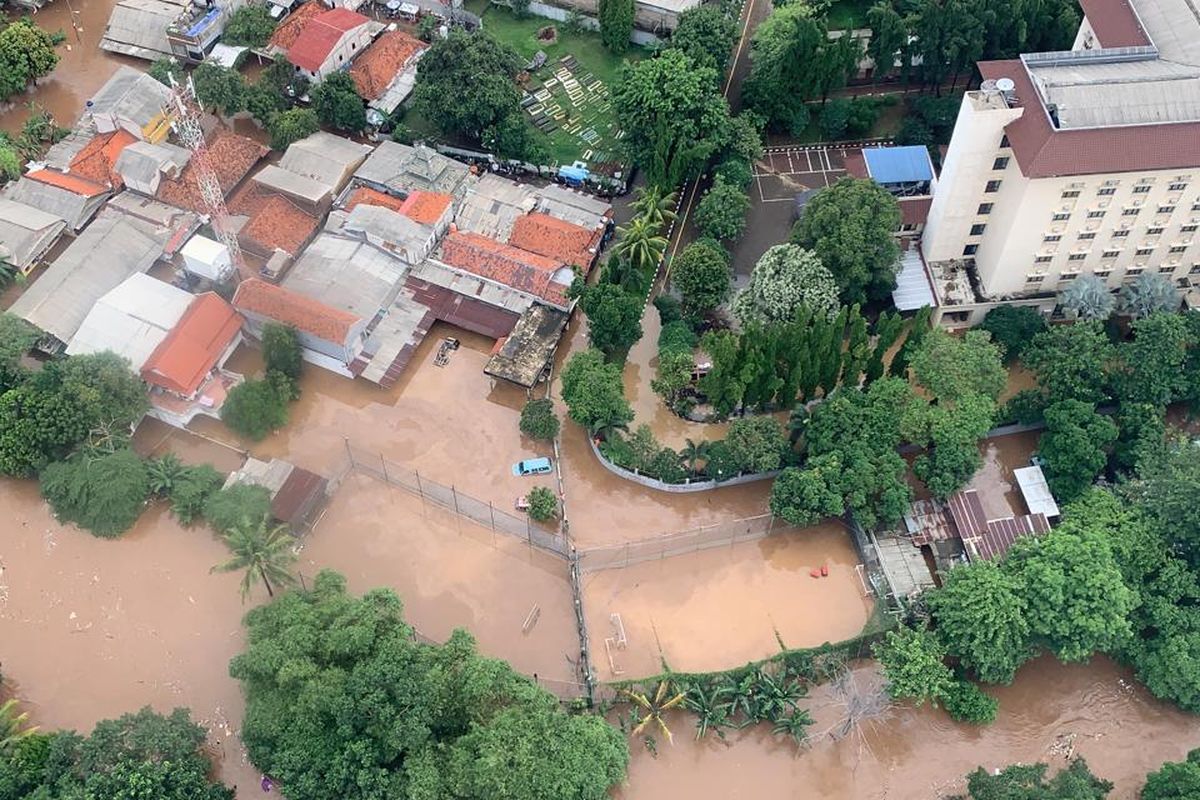 Tampilan banjir Jakarta dari helikopter yang mengangkut Kepala BNPB Doni Monardo dan Gubernur DKI Jakarta Anies Baswedan, saat mereka meninjau kondisi banjir terkini pada Rabu (1/1/2020).