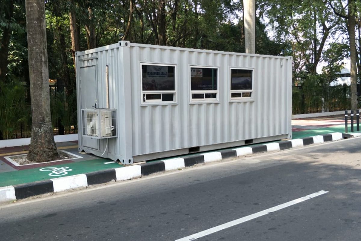 Konter tiket Asian Games 2018 ditempatkan di trotoar Jalan Pintu Satu Senayan, Jakarta Pusat. Konter berupa kontainer itu memakan jalur sepeda di trotoar. Foto diambil Jumat (3/8/2018).