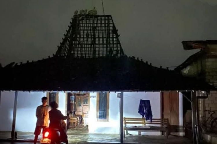 Petir Menyambar Rumah Janda di Pati, Genteng Hancur Berserakan