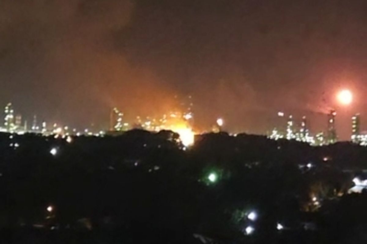 Tangkapan layar video kebakaran usai ledakan di kilang minyak Pertamina Dumai, Riau, Sabtu (1/4/2023) malam.